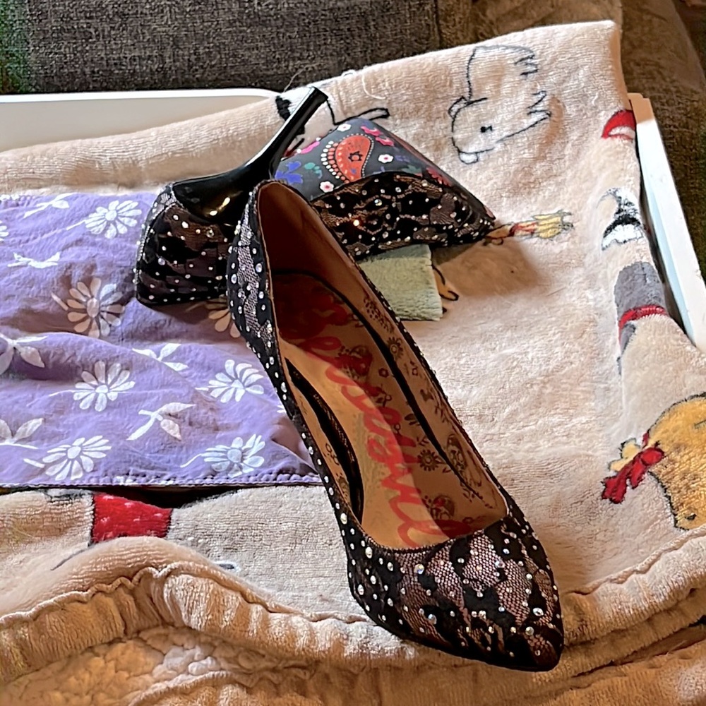 Beautiful Betseyville laced jewel black/ pink heels size 6